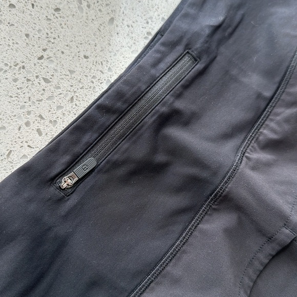 High rise 2.5” Lululemon speed up shorts - Picture 3 of 6